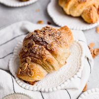 Croissants dulces rellenos con crema de manzana: preparalos así de fácil sin gastar en una cafetería