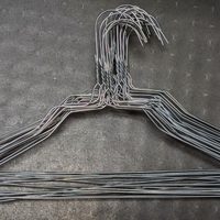 Con 1 percha de ropa vieja o rota y un pedazo de soga: creá este porta toallas para el baño súper fabuloso