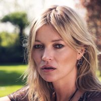 ¡Foto retro! Después de este outfit de Kate Moss vas a querer vestirte como en los 90. ¡Una belleza!