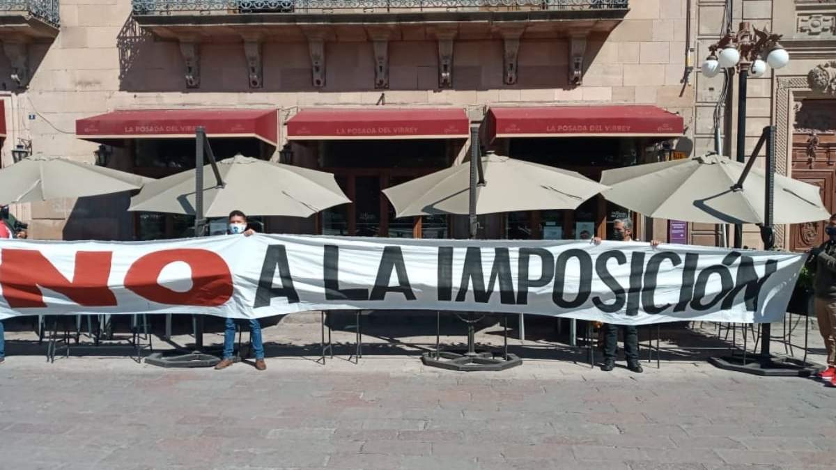 Alejandro Rojas Díaz Durán, suplente de Ricardo Monreal en el Senado, fue recibido con protestas en San Luis Potosí