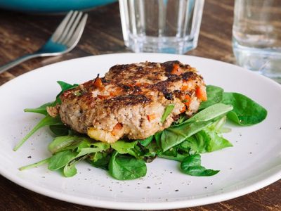 Probá esta hamburguesa de pavo con verduritas y almendras: una receta saludable y rápida para la cena
