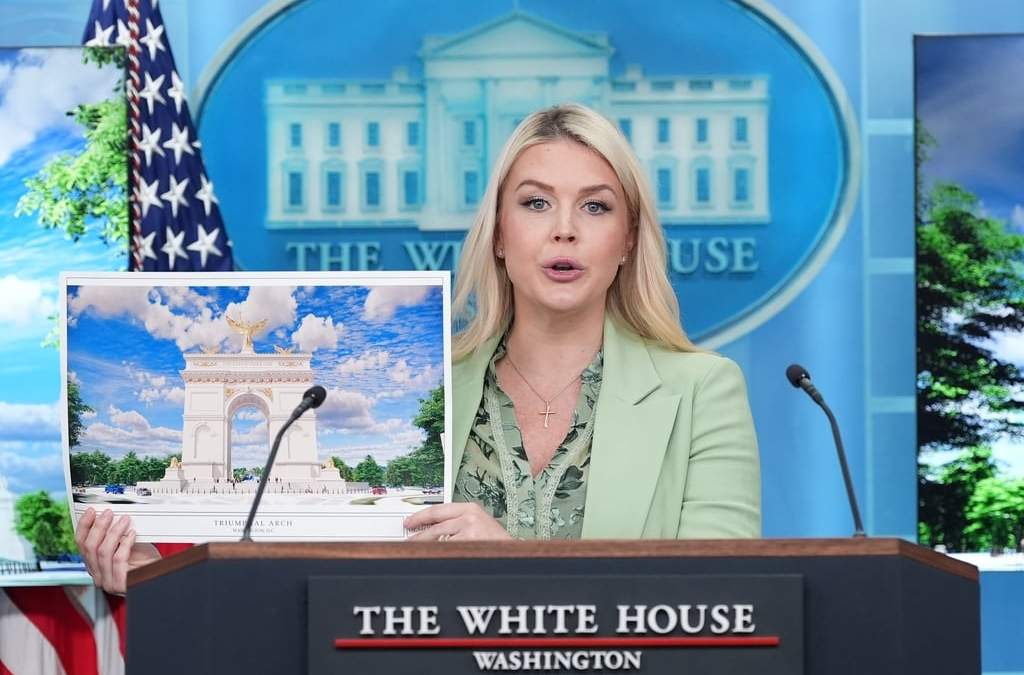 La secretaria de prensa de la Casa Blanca, Karoline Leavitt, sostiene una ilustración artística del nuevo Arco del Triunfo mientras habla con los periodistas en la Sala de Ruedas de Prensa James Brady de la Casa Blanca