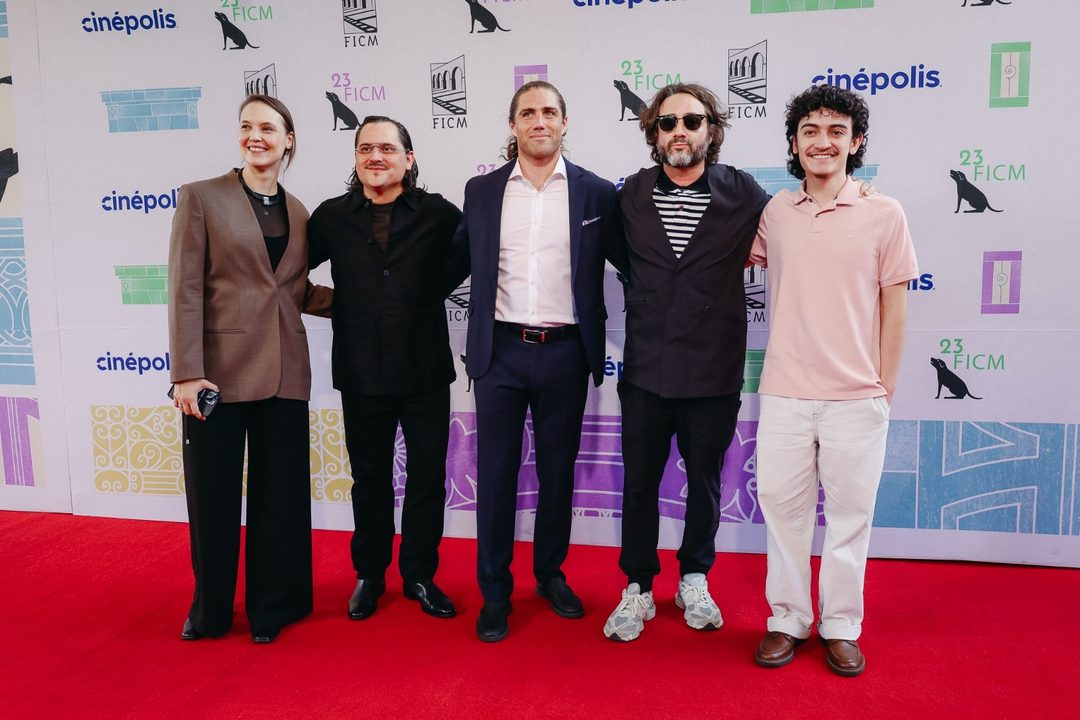 Travis Gutiérrez y su equipo fílmico. Foto Cortesía de FICM