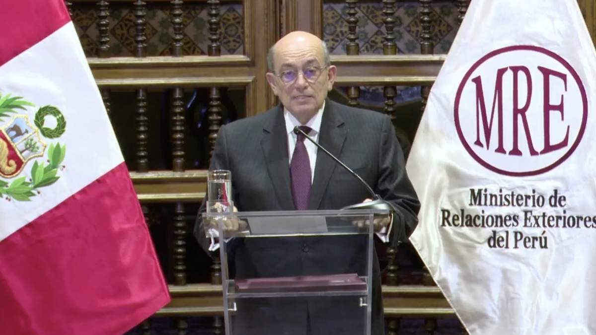 El canciller peruano Hugo de Zela en conferencia