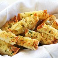 Pan de ajo y queso: en versión fit para no sentirte culpable si estás tratando de dejar de comer pan