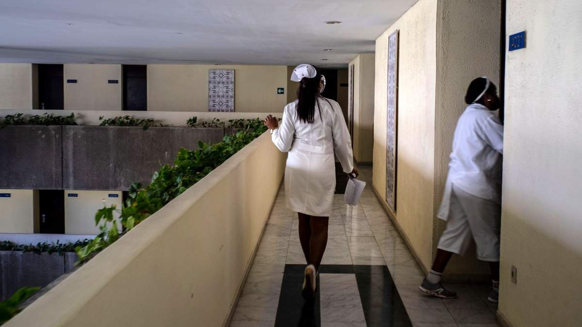 Una enfermera recorre habitaciones del Hotel Meliá Habana para tomar la temperatura a los turistas