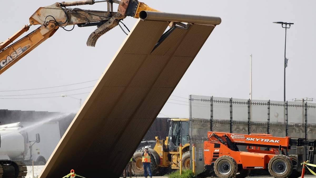 Desmantelamiento de un prototipo de muro en la frontera entre México y Estados Unidos