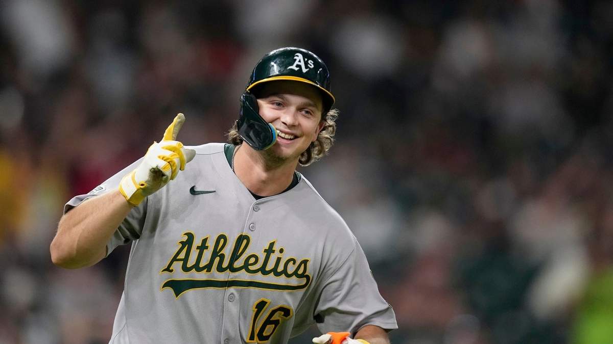 Nick Kurtz, de los Atléticos, celebra después de batear un cuadrangular de tres carreras en contra de los Astros de Houston durante la novena entrada del juego de béisbol de Grandes Ligas