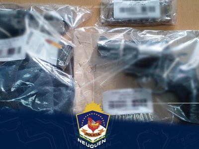 Cuatro detenidos y secuestro de armas, balas y droga, durante un allanamiento en Cutral Co