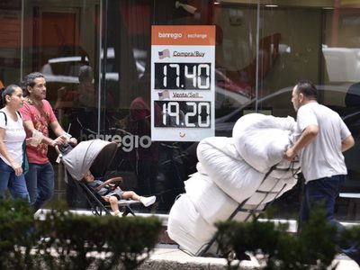Peso gana por la debilidad del dólar