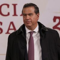 AMLO elogia labor del subsecretario Mejía porque le "aligera la carga"