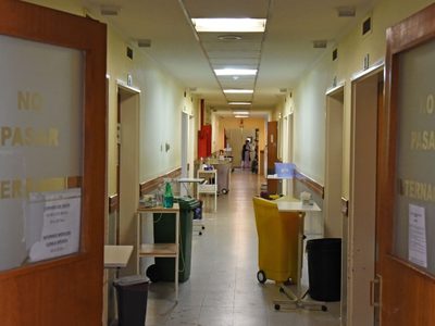 Desolador: una mujer espera un respirador sentada en la guardia del hospital