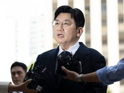 Policía surcoreana pide una orden de arresto contra el magnate del K-pop que lanzó a BTS