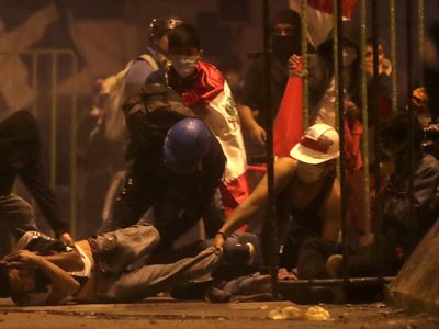 Se tambalea el nuevo Gobierno de Perú: masivas movilizaciones, represión y al menos 2 fallecidos