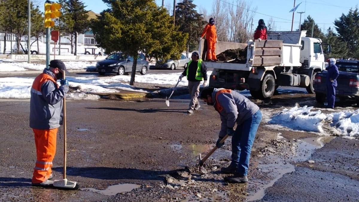 Personal municipal trabajando en las calles de Zapala para retirar el hielo. Fuente. (Twitter).