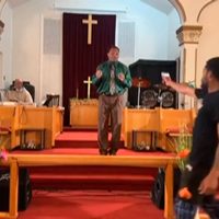 Un sujeto intenta disparar contra pastor en una iglesia en plena misa