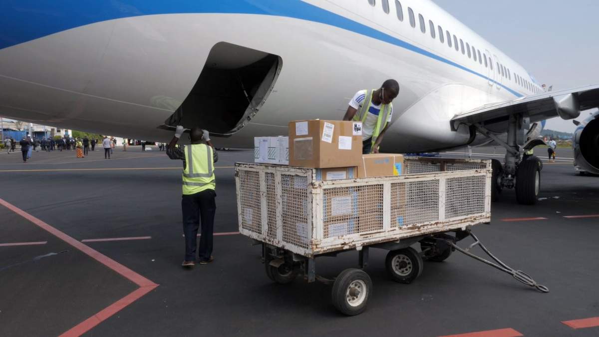 Unicef tiene que coordinar la distribución con aerolíneas, líneas navieras, terrestres y demás. Fuente: (Twitter)