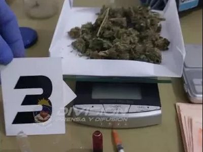 Chocó contra un poste y le encontraron 17 kilos de marihuana en el auto