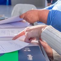 Acompañan a estudiantes que desean inscribirse en las becas Gregorio Álvarez
