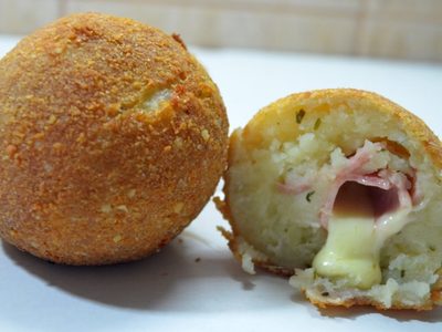 Bombas de papa full queso y jamón: la receta que necesitás para cerrar el día con una rica y rápida comida