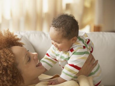 Descubren que la forma con la que se habla a los bebés no distingue fronteras