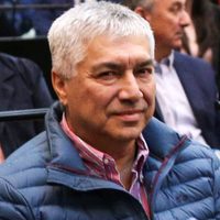 A los gritos y con cacerolazo: así esperan los vecinos a Lázaro Báez
