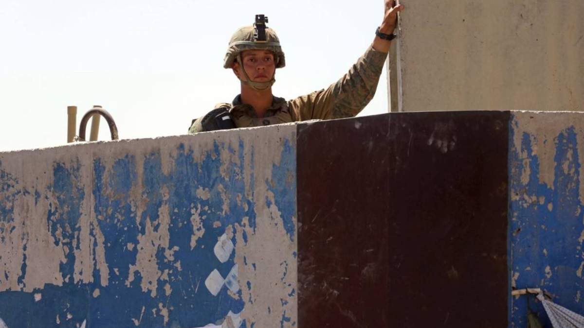 Un soldado estadounidense mira desde el interior del aeropuerto de Kabul