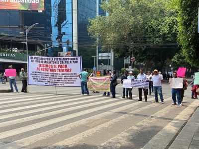 Campesinos bloquean Insurgentes para exigir el pago de sus tierras; les mandan a granaderos