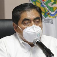 Muchos poblanos adoptan comportamiento desafiante ante covid-19: Barbosa