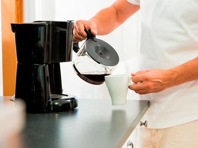 La forma correcta de limpiar tu cafetera sin dañarla y que quede tan reluciente como recién comprada