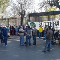 Sindicatos educativos toman calles de Morelia en exigencia de pagos