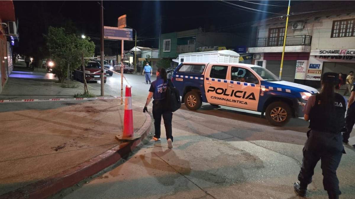 Sin mediar palabras, las agresoras atacaron a puñaladas a la víctima. Fuente: (Noticias 7)