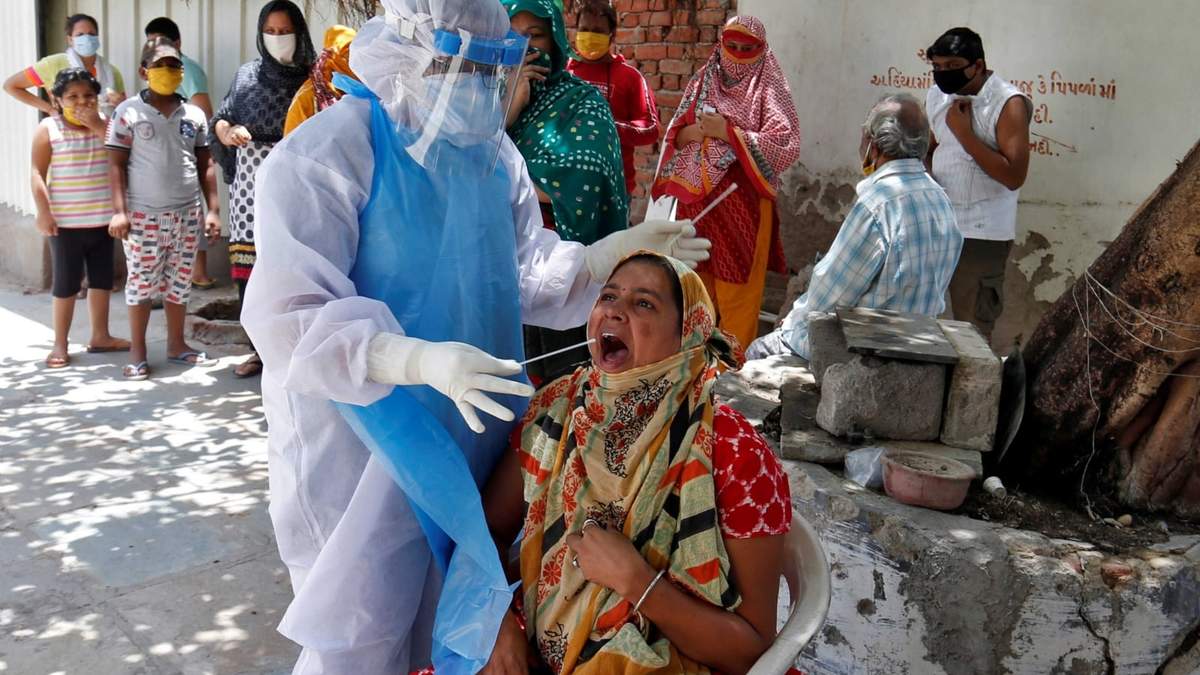Sanitarios en India hacen hisopados al aire libre. Fuente: (Twitter)