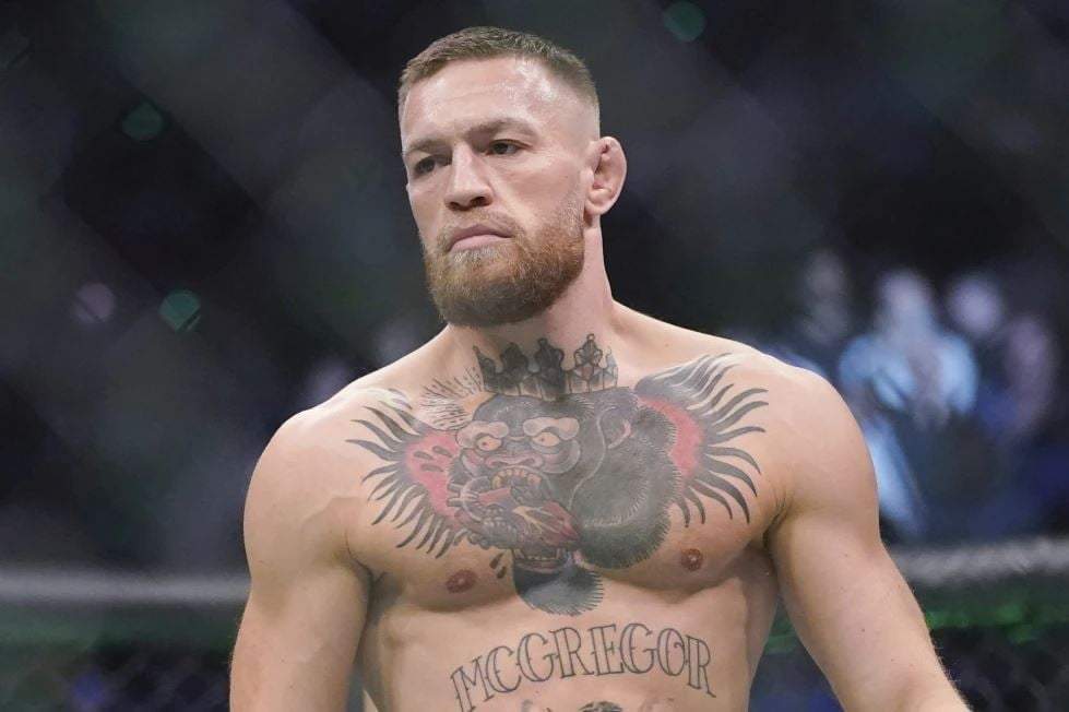 Conor McGregor durante una pelea de la UFC contra Dustin Poirier en 2021
