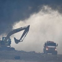 Jalisco pide ayuda para combatir incendio en basurero; el viento reavivó el fuego (Fotogalería)