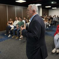 Condenan al expresidente Álvaro Uribe por soborno