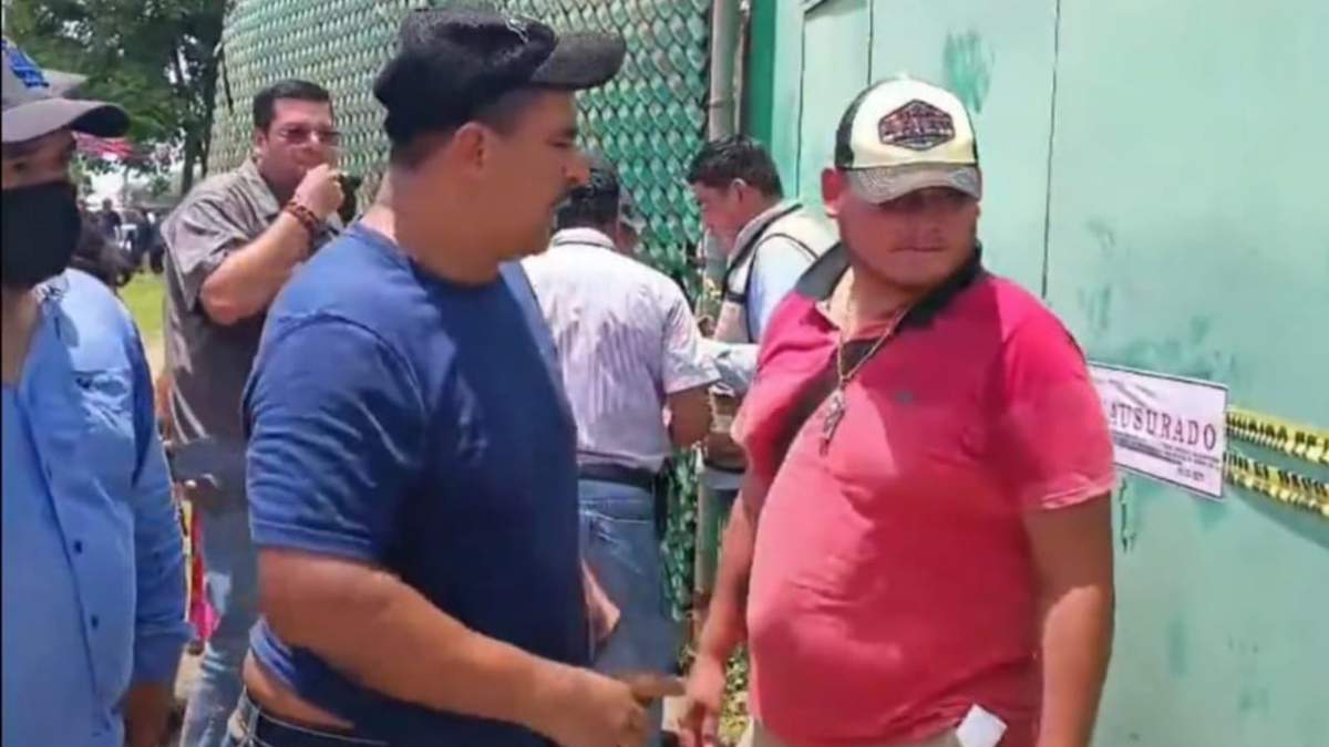 Clausuran empresa acusada de contaminar un arroyo que despedía olores fétidos