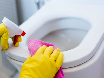 3 tips de limpieza caseros que seguro no conocías para dejar tu baño sin hongos y con el piso brillante
