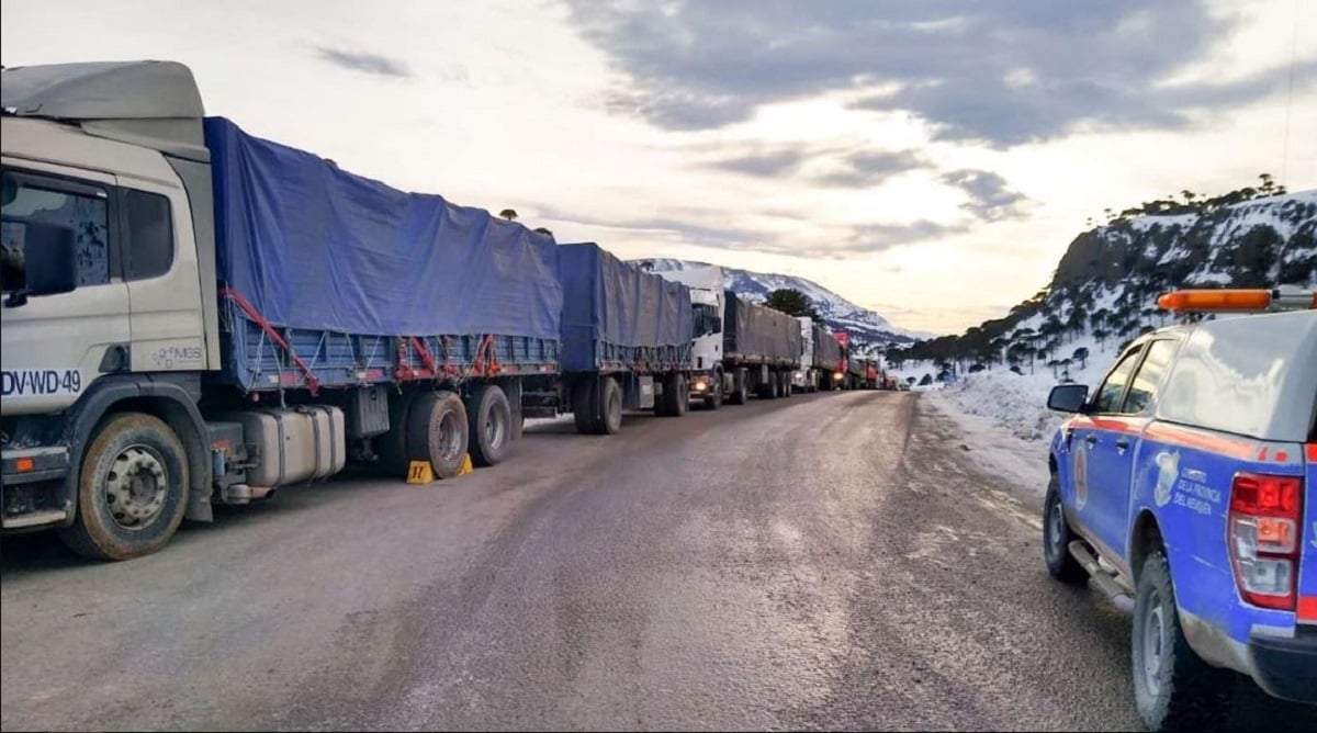 Los camioneros reciben asistencia mientras esperan la apertura del Paso Pino Hachado. Fuente: (Gobierno de Neuquén)