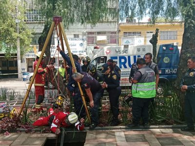 Una mujer cae a un socavón mientras caminaba en la Gustavo A. Madero
