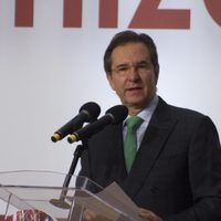 Esteban Moctezuma comenzó a definir cuándo volverán las clases en México