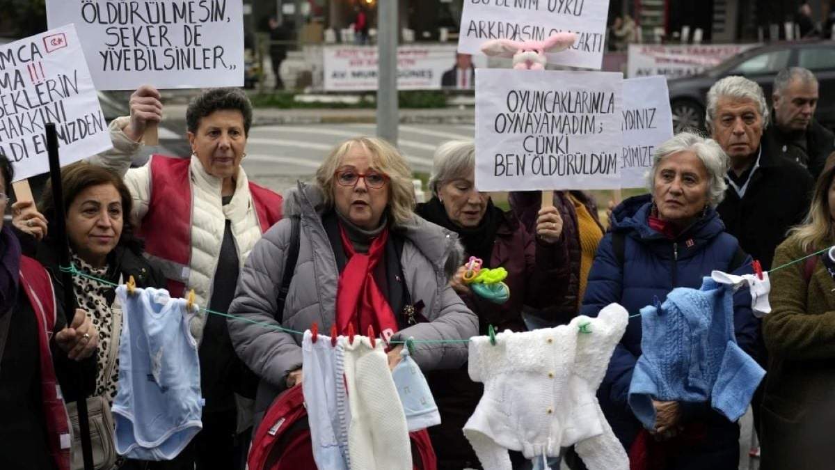 Una protesta relacionada con el caso de bebés muertos, en Estambul, Turquía, el 18 de noviembre del 2024