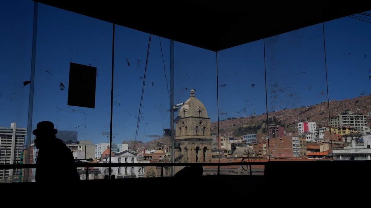 La Basílica de San Francisco se ve desde el interior de un mercado de alimentos en La Paz, Bolivia