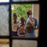 Ciudadanos cubanos agradecen a México la entrega de alimentos mientras la crisis se agrava