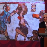 AMLO recomienda a Laura Zapata "que lea" para no ser racista y clasista