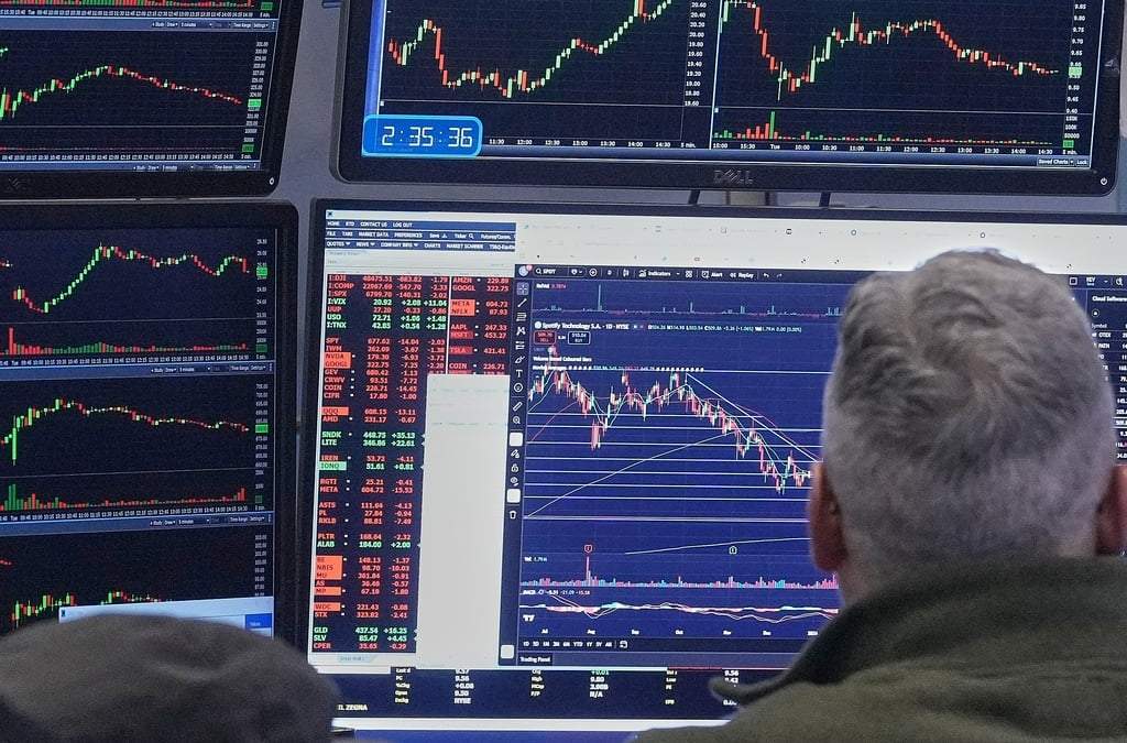 Un corredor de bolsa observa sus monitores mientras trabaja en el piso de remates de la Bolsa de Valores de Nueva York, el martes 20 de enero de 2026