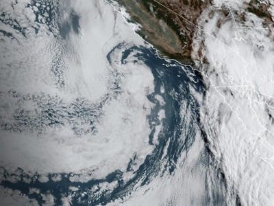 Hilary pierde fuerza pero aún amenaza noroeste de México y suroeste de EU