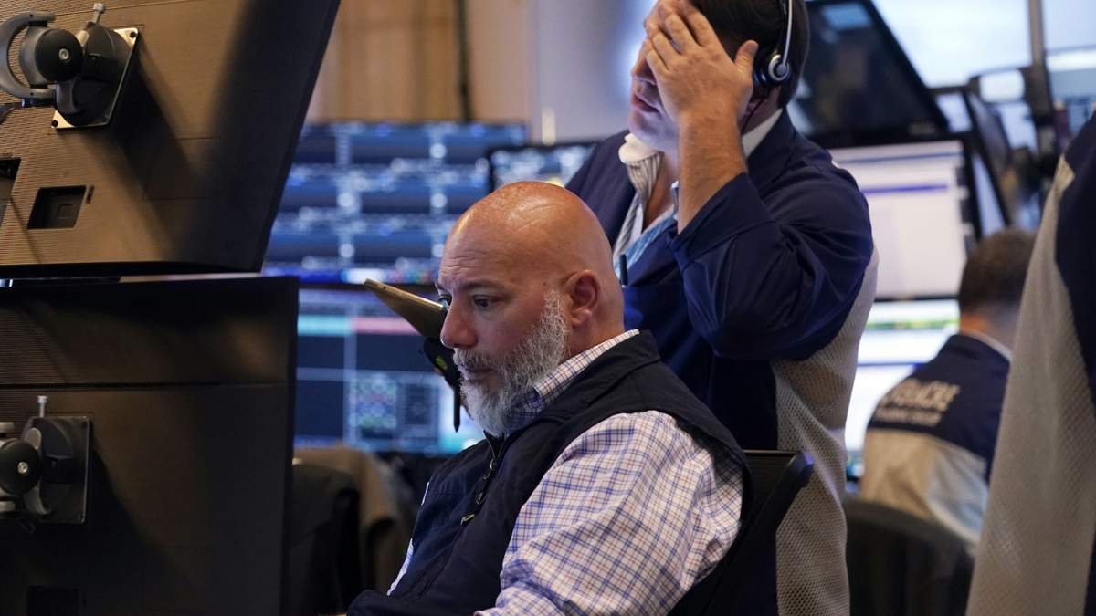 Dos operadores en el piso de remates de la Bolsa de Valores de Nueva York