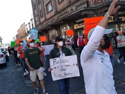 Marchan estudiantes de la UDLAP para exigir al gobierno que entregue el campus