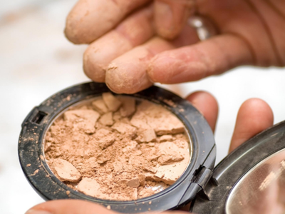 Con lo caros que están, no tires tu maquillaje en polvo roto: mirá cómo arreglarlo en 2 simples pasos